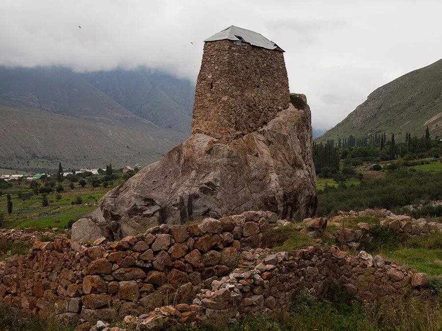 Древняя балкария экскурсия. Кабардино-балкария башня абаевых. башня абай кала верхняя балкария. башня амирхана кабардино балкарии. верхняя балкария амирхан-кала.
