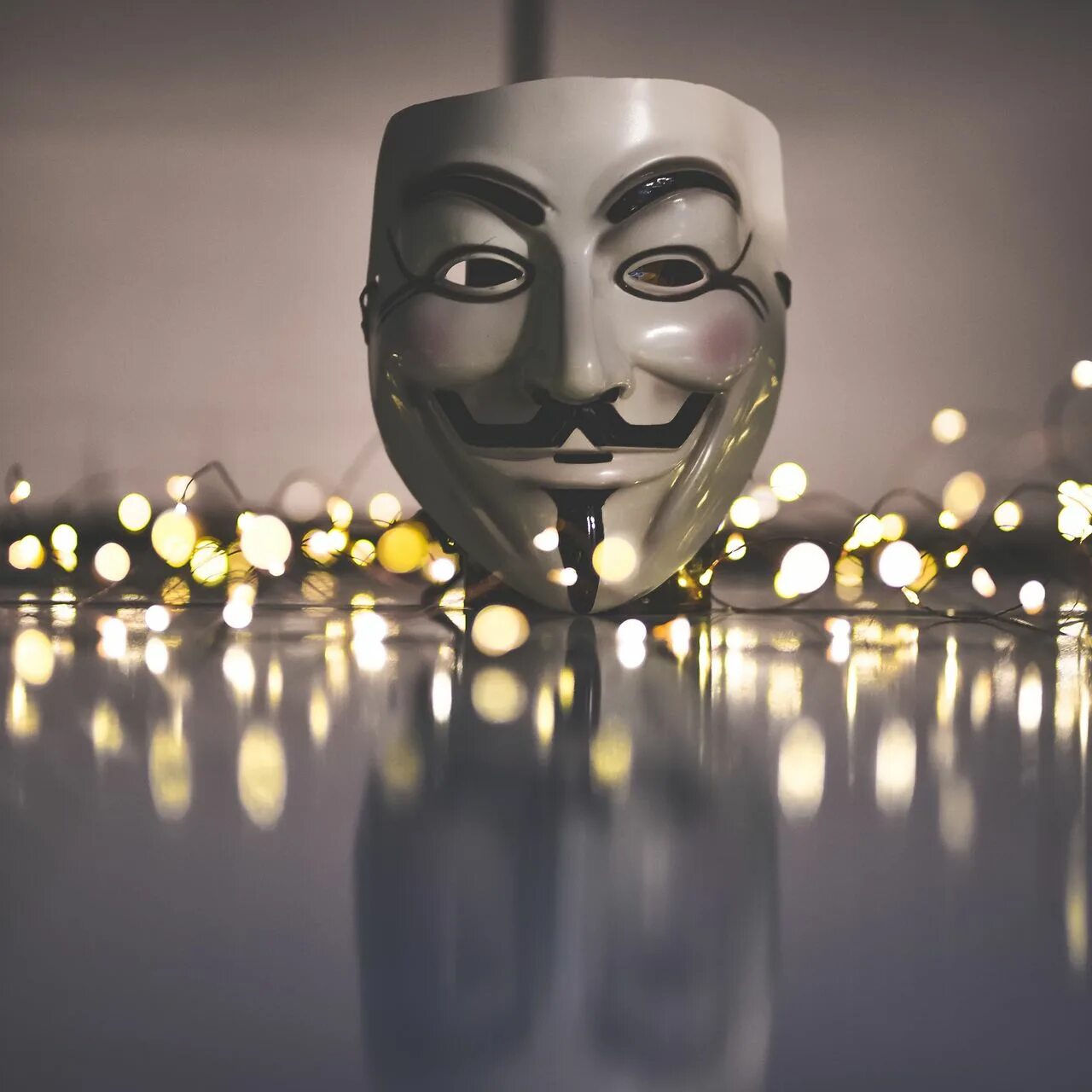 летающие маски. маска киберпанк. летающие маски. бронзовая маска на человеке арт. маска прыгуна.