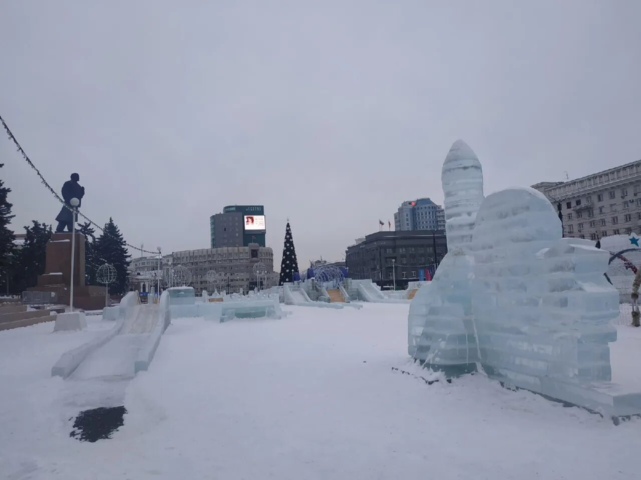 Площадь революции ледяной городок. Ледовый городок челябинск. ледяной городок челябинск площадь революции 2023. площадь революции челябинск. горки на площади революции челябинск.
