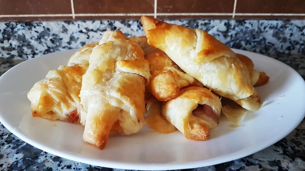 Круасаны из слоеного теста с сыром. Круассаны с сыром из слоеного. круассаны с сыром из слоеного теста. круассаны с ветчиной и сыром из слоеного теста. круасанчики из слоеного теста с сыром.