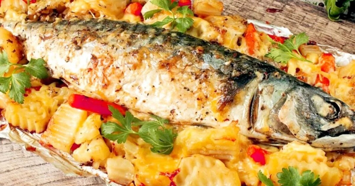Рецепт запеченной скумбрии с овощами. Судак рыба запеченная. Скумбрия в духовке с овощами. Рыба запеченная с овощами. Рыба с овощами в духовке.