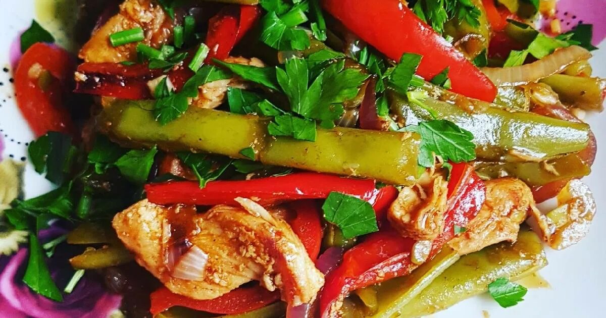 Фасоль сладкий перец. Тёплый салат с курицей, перцем и стручковой фасолью. Тёплый салат с курицей и стручковой фасолью. Салат с болгарским перцем и стручковой фасолью. Курица с болгарским перцем.