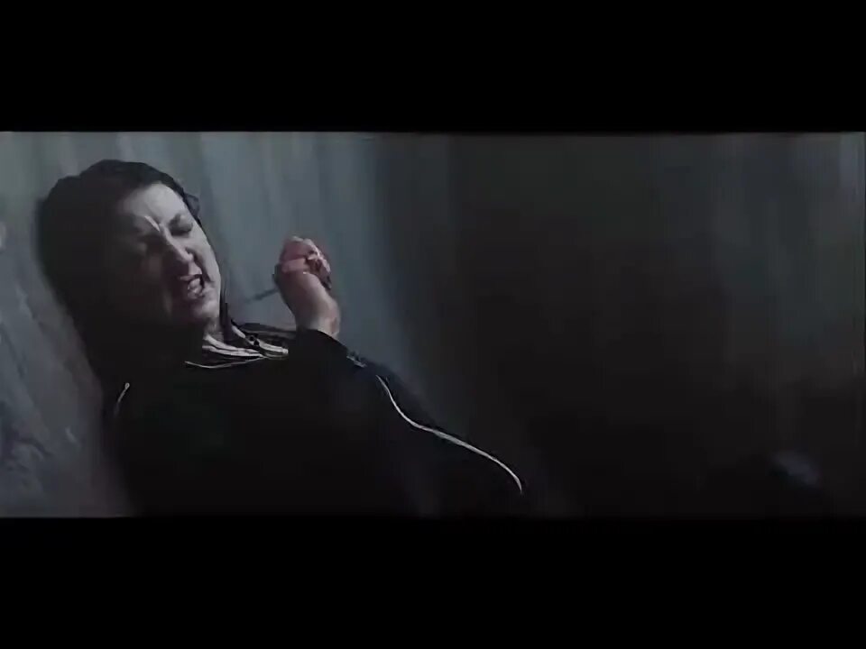 Короткометражка пропасть. Она очнулась на изгибе. Она очнулась на изгибе. Изгиб короткометражка 2016. Она очнулась на изгибе.