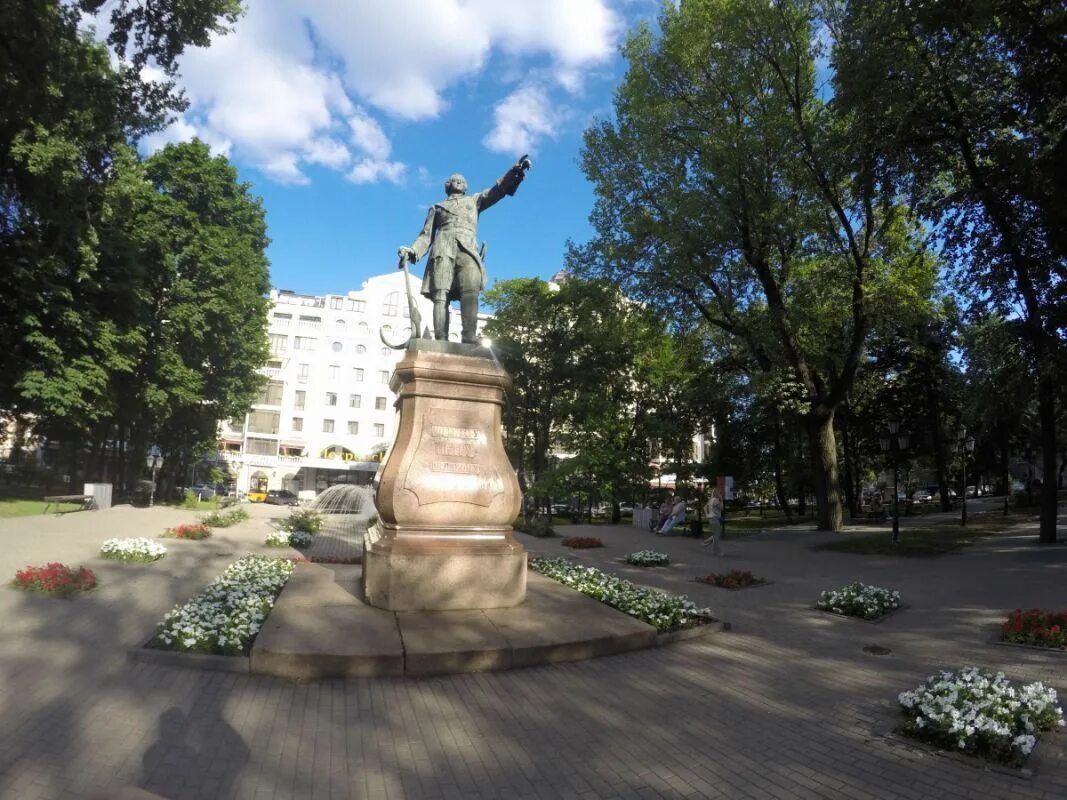 В Воронеже на площади Ленина появилась 2-метровая фигура Петра Первого АиФ Ворон