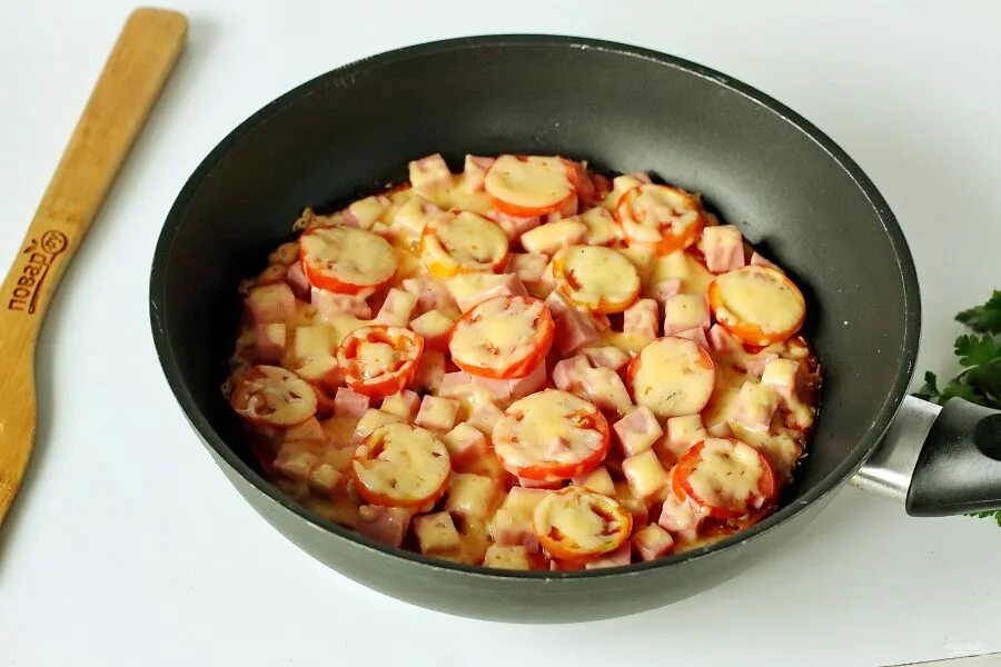 Пицца на сковородке за 5 минут. Пицца за 5 минут на сковороде. Лёгкая пицца на сковороде. Пицца на сковороде. Быстрая пицца на сковороде.