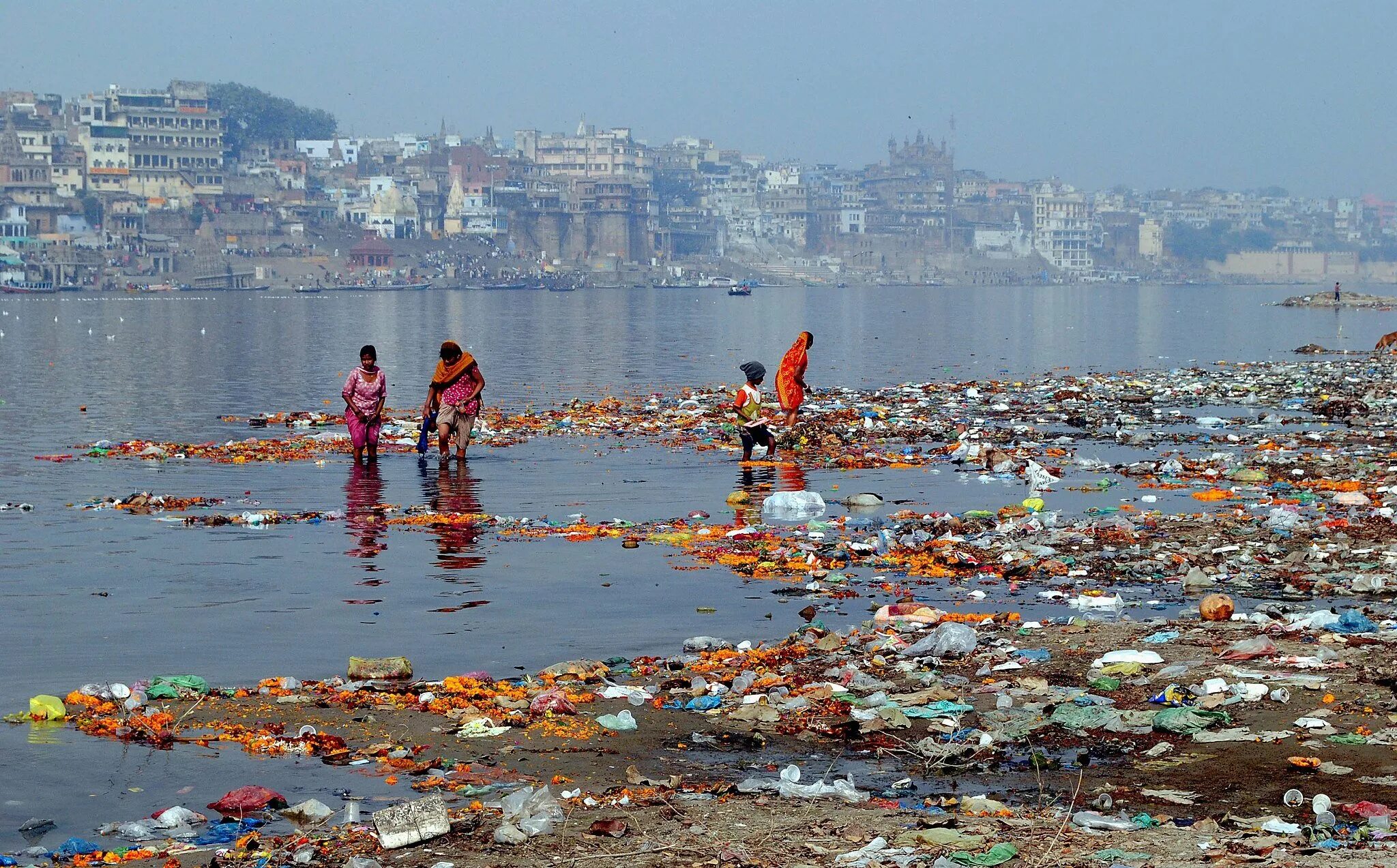 Река в Индии ганг самая грязная. Река ганг Варанаси Индия. Река ганг в Индии загрязнения.