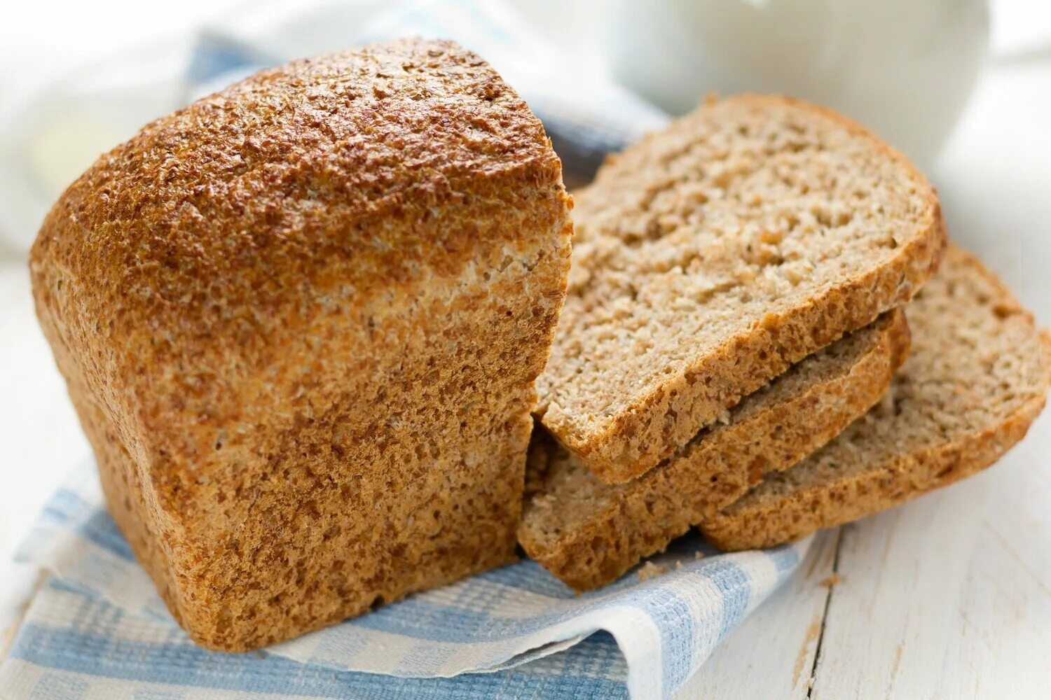 Что такое припек при выпечке хлеба. Хлеб. Пшеничный хлеб. Хлеб обычный. Цельнозерновой хлеб.