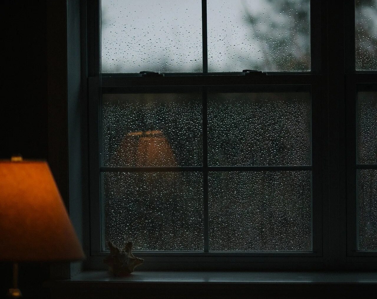 Видеть за окном дождь. Дождь за окном. Дождь в окне. Окно вечер. Окно дождь подоконник.