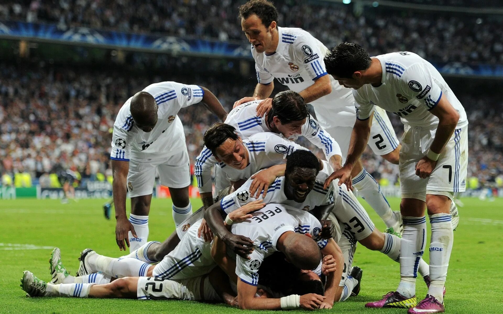 Real madrid world. Реал Мадрид. Команда Реал Мадрид. Реал Мадрид 2007. Football Реал Мадрид.