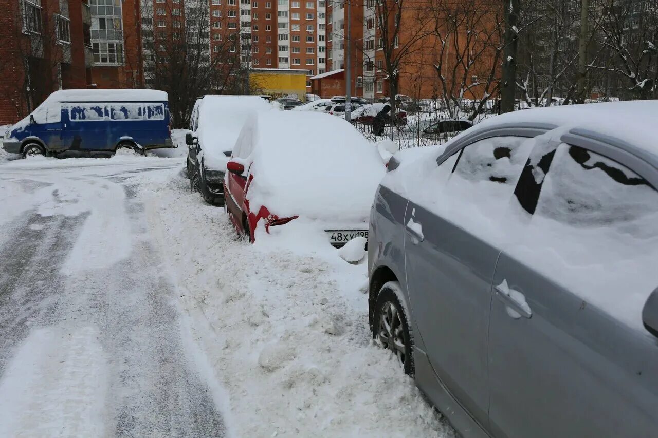 Долго ждать снега. Машина под снегом. Автомобиль в снегу. Уборка улиц от снега. Снегопад в Петербурге.