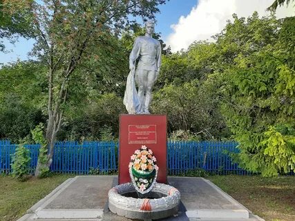 Братская могила советских воинов