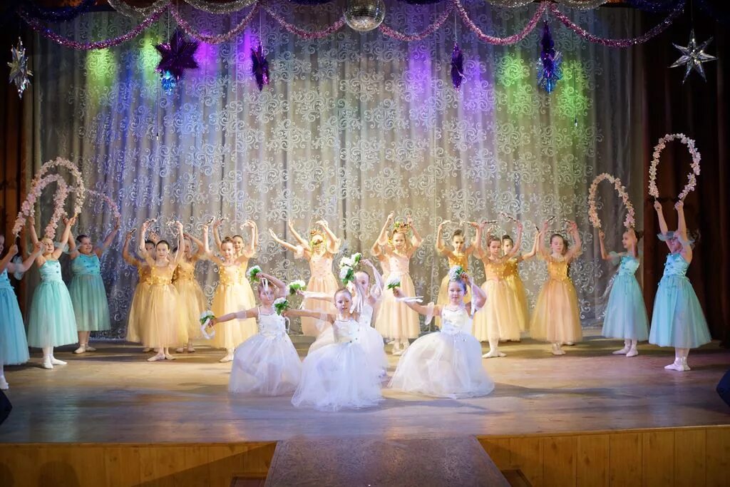 рождественская феерия. новогоднее представление афиша. спектакль ночь перед рождеством в театре краснодара.