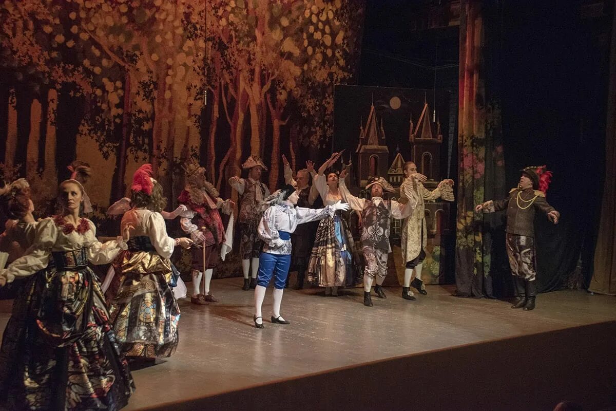 Золушка костюмы для спектакля. Балет золушка принц с туфелькой. Золушка спектакль для детей. Декорации к спектаклю золушка. Музыкальный спектакль золушка.