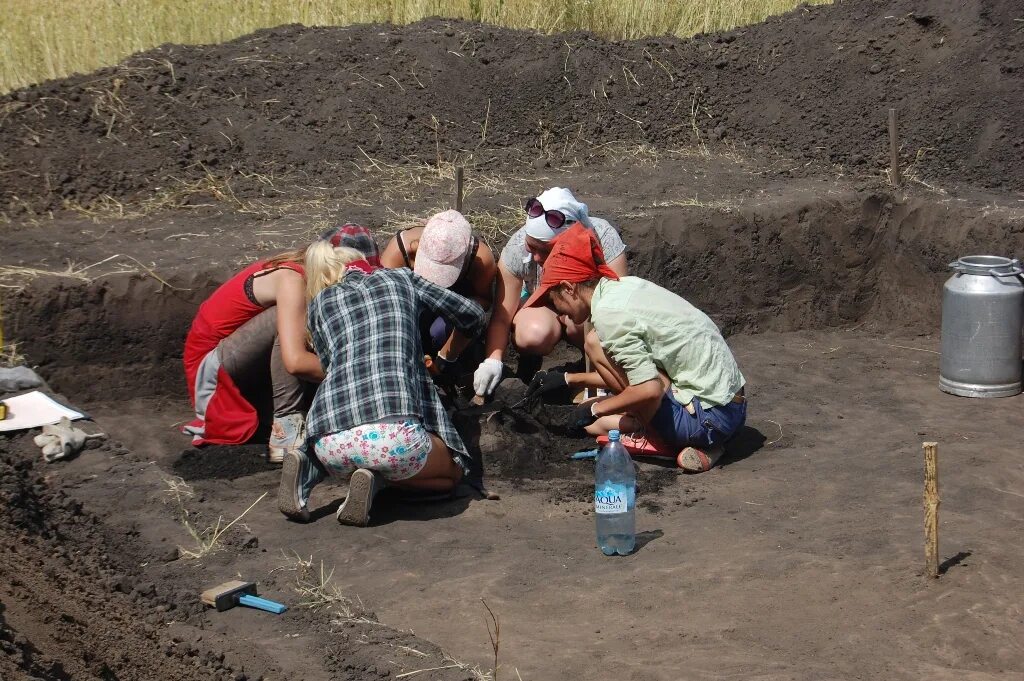Археологические полевые работы. Брюки археологу для полевых работ. Раскопки самосделка астраханской области. Полевые раскопки. Проведение археологических полевых работ.
