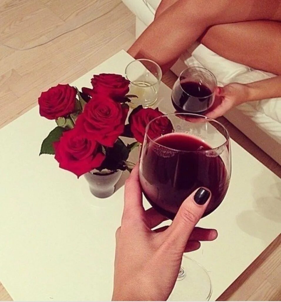 Хочется выходных. Бокал в руке девушки. Вино в руке девушки. Бокал с вином в руке девушки. Рука с бокалом.