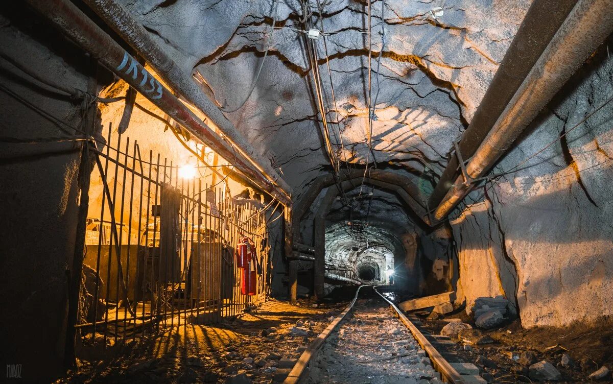 Шахта северная коммунаровский рудник. Горнорабочий подземный норильский никель. Заброшенный ствол шахты. Шахта сидеритовая бакал. Очистной забой шахты усковская.
