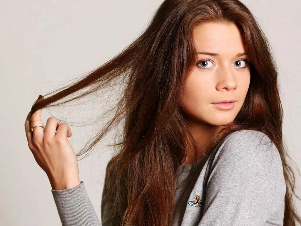 Какие волосы девушкам лучше. Волосы человека. густые тонкие волосы. для роста волос. голова девушки с волосами.