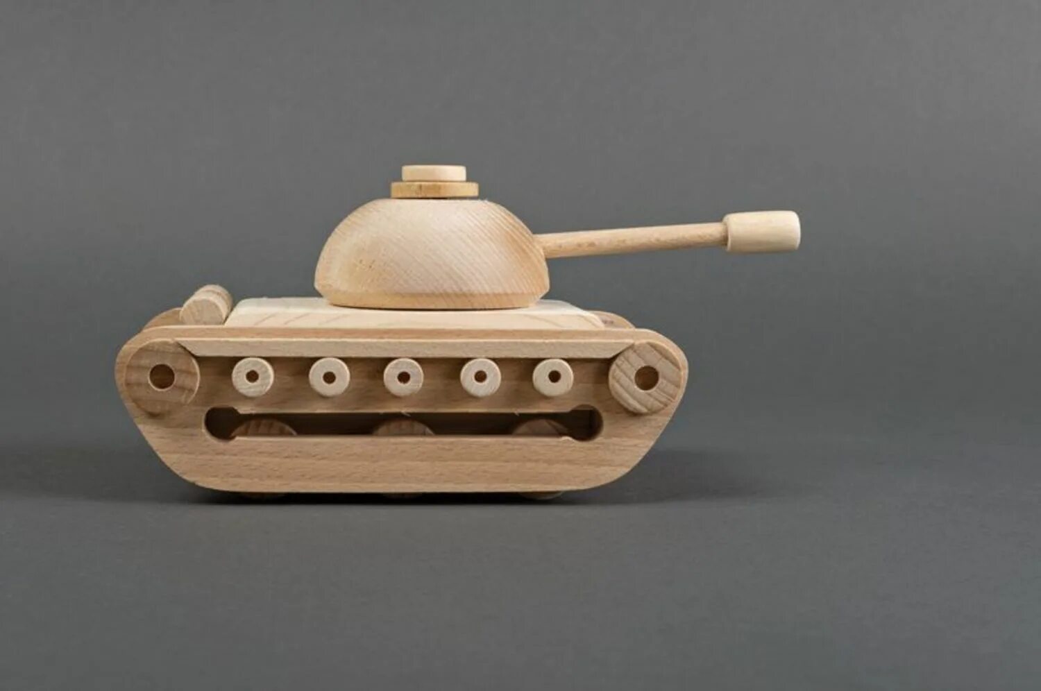Деревянный танк. Танк т 34 из дерева. Модель танка из дерева. Танк из дерева. Как сделать танк из дерева.