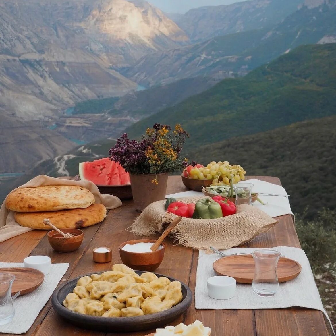 Солнце грузии. Сулакский каньон завтрак. Сулакский каньон кафе. Деревенский стол с едой. Красивый стол с едой.
