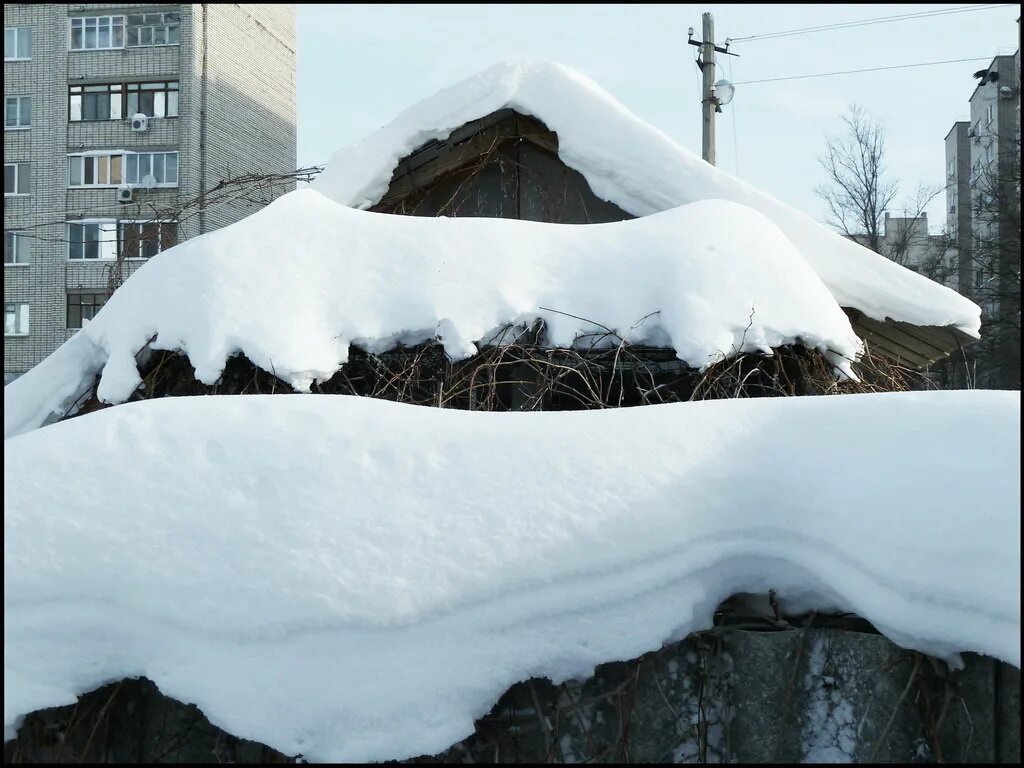Дом занесло снегом. Снежные свесы на крышах пятиэтажек. Снег на крыше. Заснеженные крыши домов. Снежная крыша.