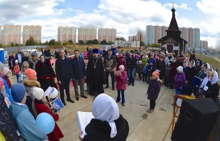 Служба в некрасовке в церкви. Храм на люберецких полях. церковь покрова пресвятой богородицы на люберецких полях. храм пресвятой богородицы в некрасовке люберецких полях. парк у храма в некрасовке.