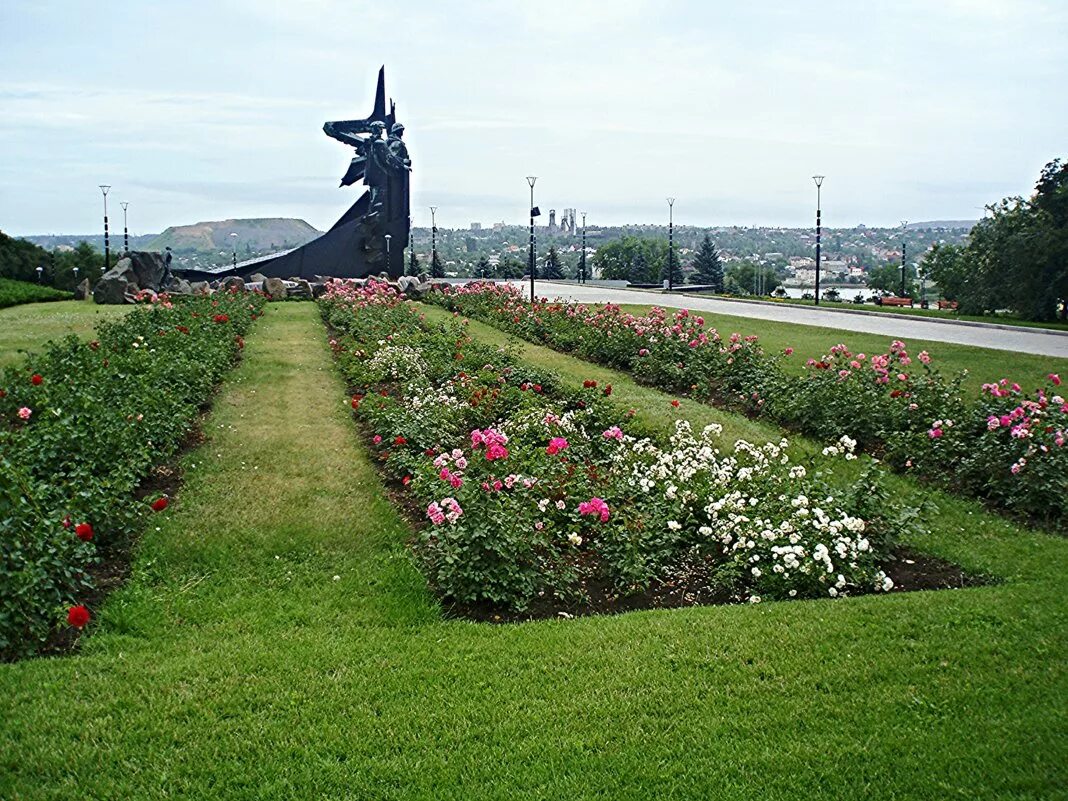 в кургане на троицкой площади памятник наташе аргентовской. монумент воинской славы чебоксары. обелиск героям комсомольцам погибшим в годы вов кесерово. скульптурная композиция победа в белгороде. чебоксары.