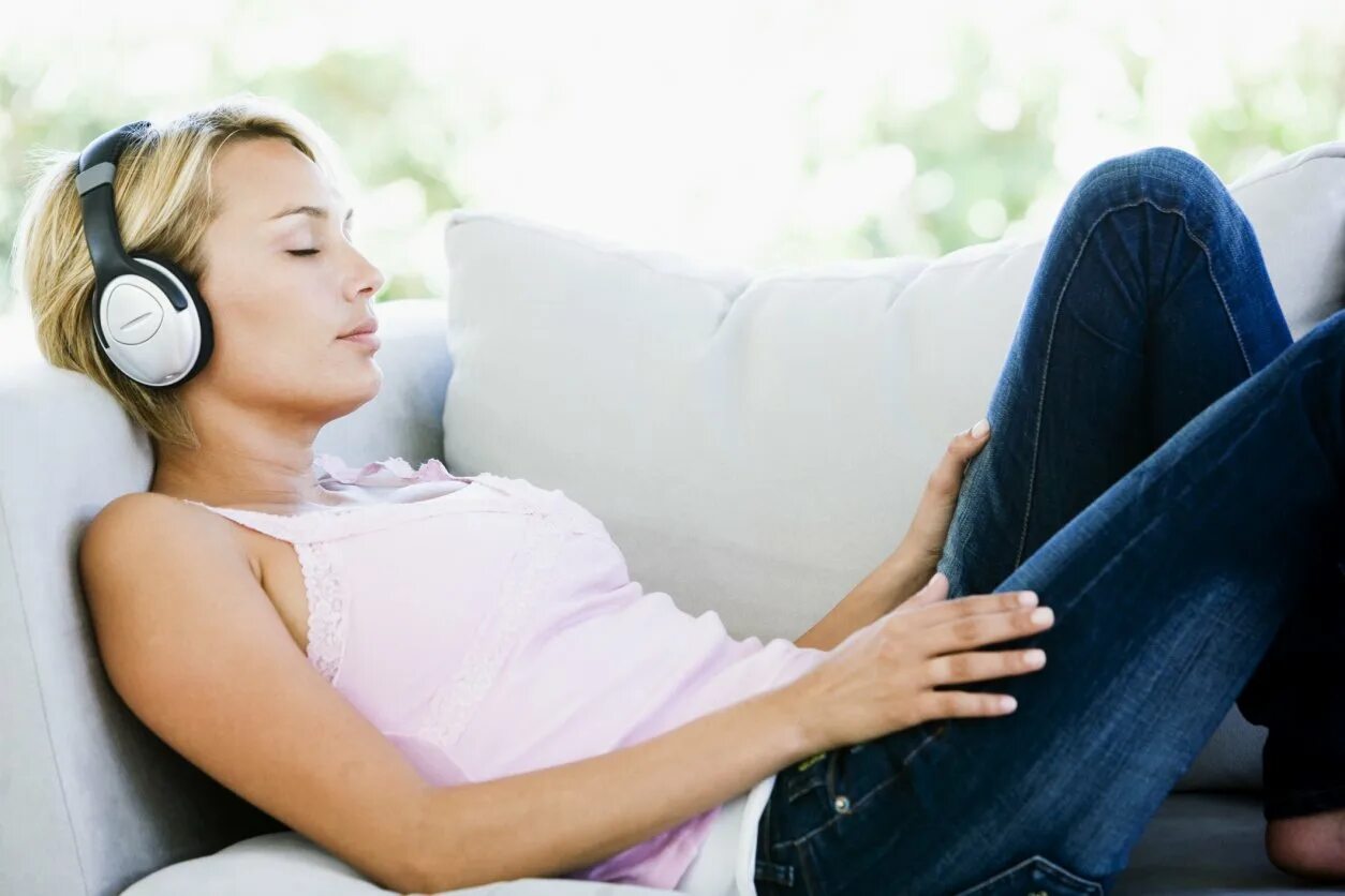 слушать музыку заболела. девушка в наушниках. медитация в наушниках. музыка от болезней. человек с плеером.