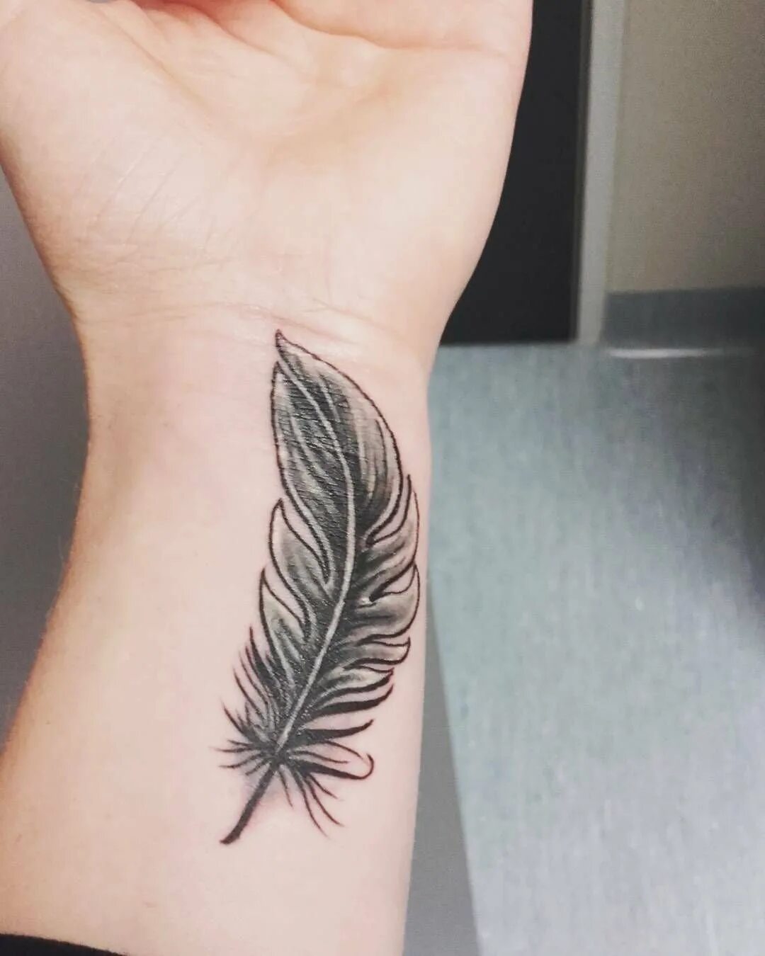 Тату перо на запястье. Тату перышко для девушек. Тату перо для девушек. Тату перышко. Тату перо для девушек.
