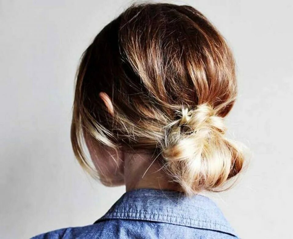 Брюнетка с пучком на голове. Причёски на средние волосы для девушек. Беспорядок на голове прическа. Селена гомес с пучком. Небрежность определение.