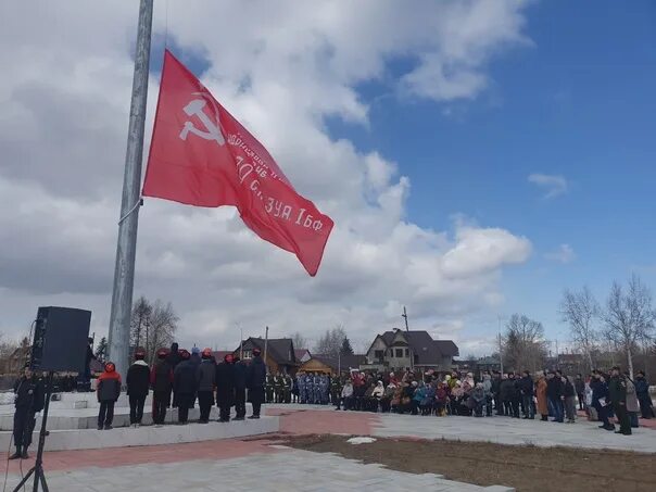 Кто поднял знамя в день освобождения новгорода. Знамя Победы. Поднятие Знамени Победы. Знамя Победы 1 мая. Поднятие флага Победы.