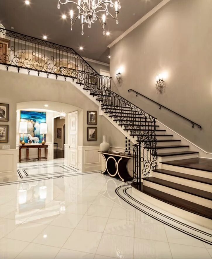 Холл потолок классический. Богатая прихожая в доме. Интерьер холла в частном доме. Хол что это. Красивый холл.