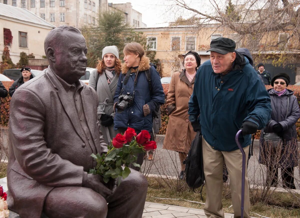 Сквер Эльдара Рязанова в Самаре. Памятник Эльдару Рязанову в Самаре.