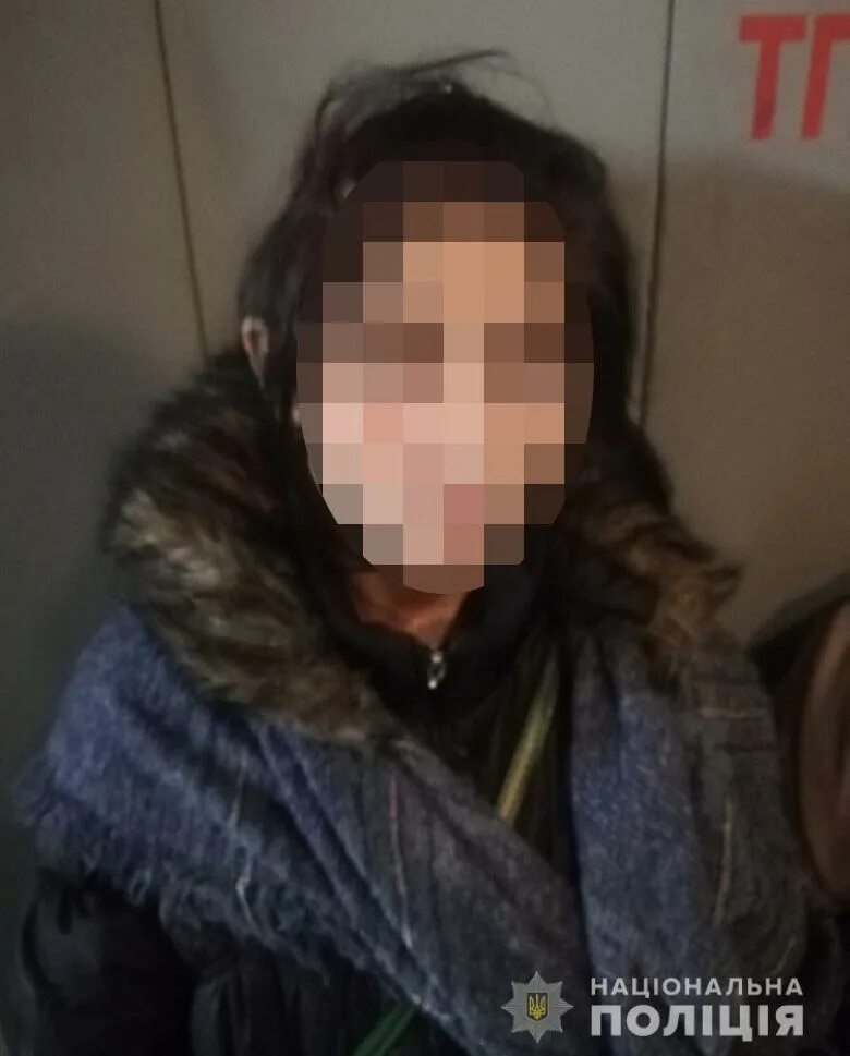 Толпа девушек издевается над девушкой