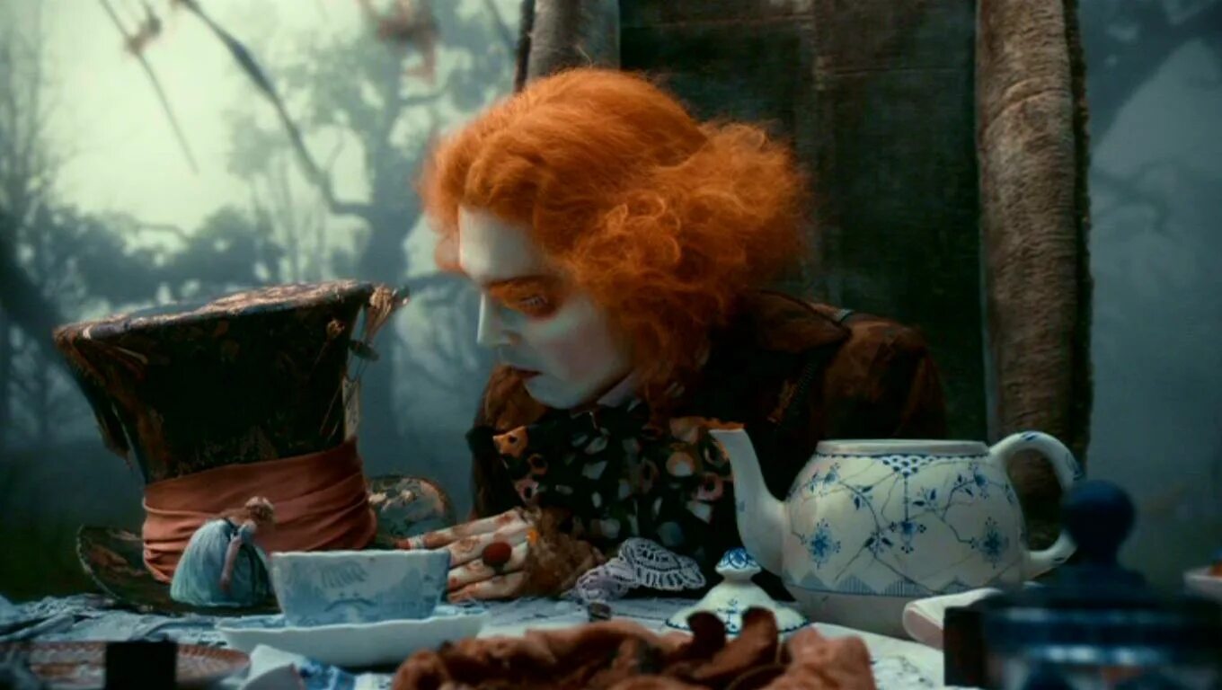 алиса в стране чудес тим бертон чаепитие. шляпник. алиса и шляпник. алиса в зазеркалье фильм 2016. алиса в стране чудес чаепитие у шляпника.