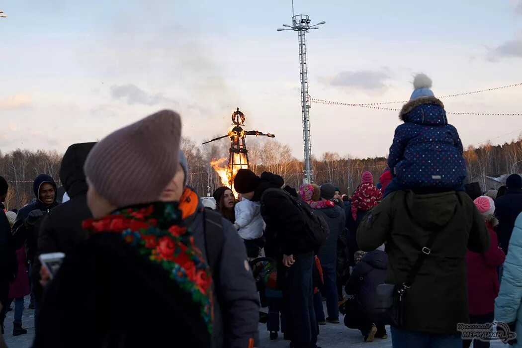 Сжигание масленицы екатеринбург. Парк Маяковского Екатеринбург Масленица. Масленица в парке Маяковского в Екатеринбурге. Чучело Масленицы парк Маяковского Екатеринбург. ЦПКИО им Маяковского Масленица.