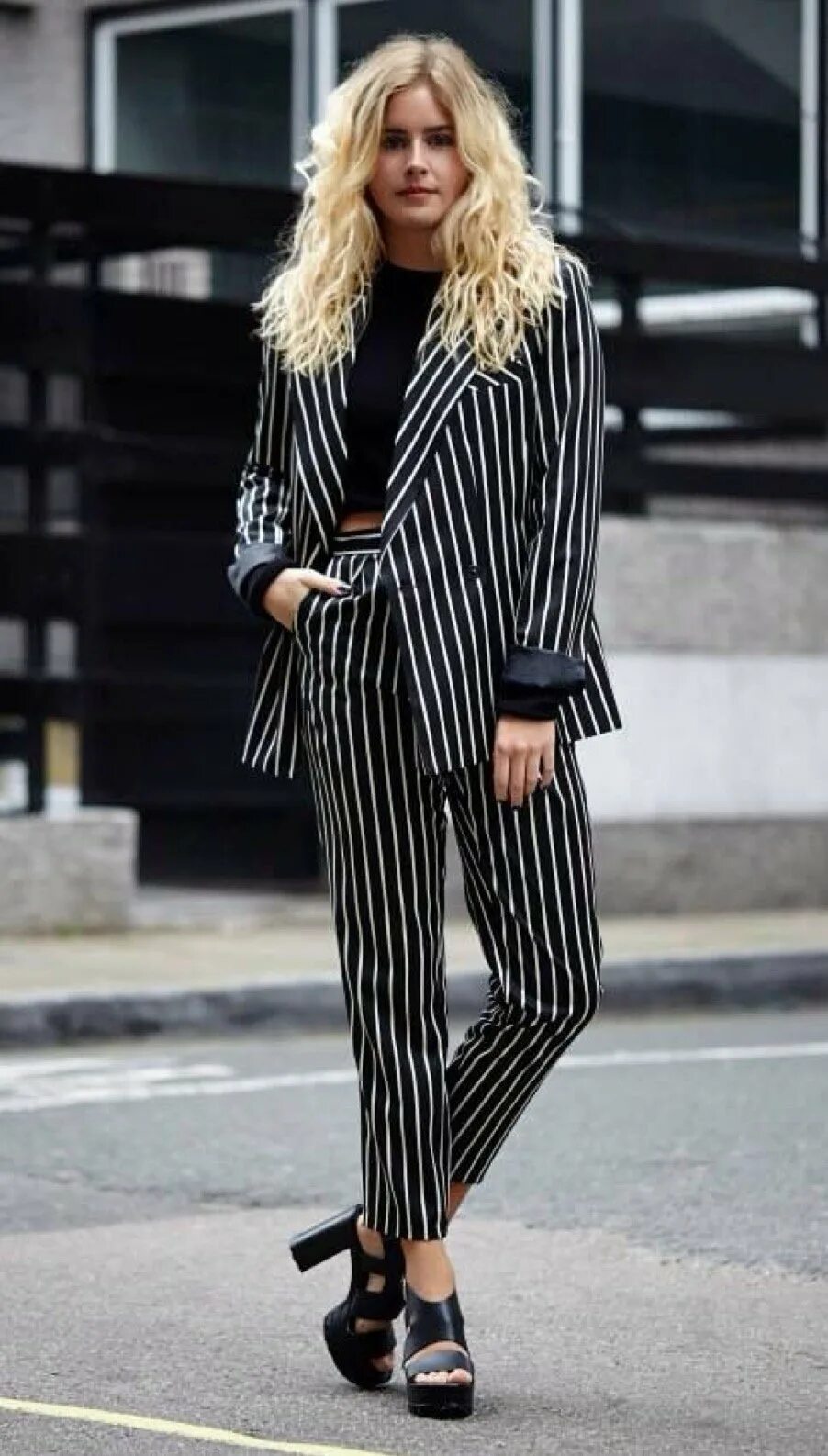 Костюм в полоску женский брючный. Брючный костюм в полоску. Костюм в полоску женский. Полосатый костюм женский брючный. Костюм в полоску женский брючный.
