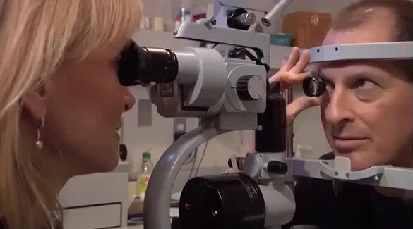 Гемофтальм мкб 10. Гемофтальм офтальмоскопия. Гемофтальм биомикроскопия. Осмотр сетчатки с линзой Гольдмана. Биомикроскопия глаза.