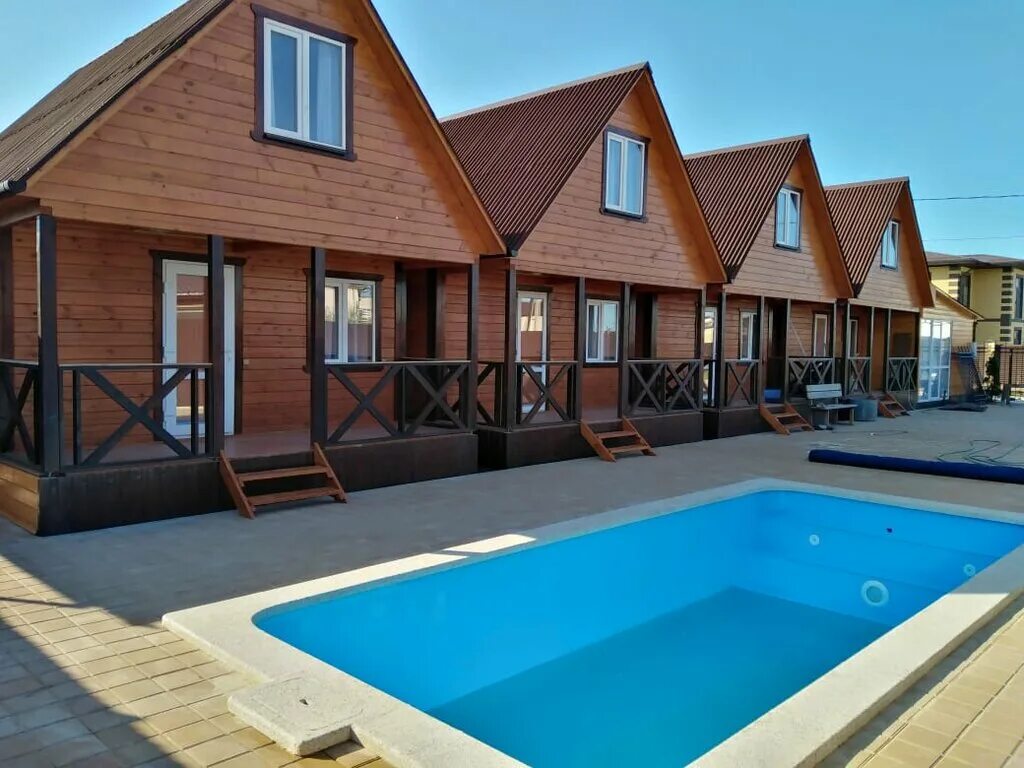 Гостевые дома на море краснодарский край. Дом в ейске краснодарского края. Амфора лоо гостевой дом. Отель ревю агой. Отель сосновая дача геленджик.