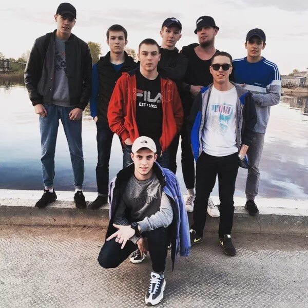 включи где много пацанов. толпа пацанов 14 лет. пацаны с района. компания парней подростков. абу бандит оффник.