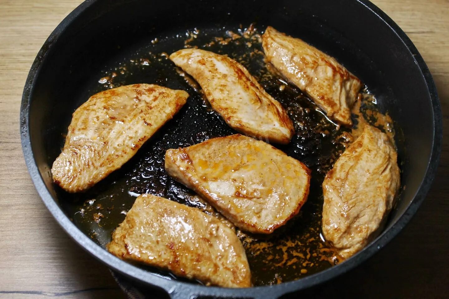 Рецепты рыбы на сковороде кусочками. Куриное филе на сковороде. Филе курицы на сковороде. Филе грудки на сковороде. Рыбное филе на сковороде.