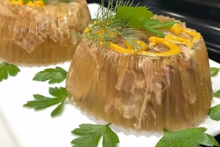 Заливное с курицей. Заливное из курицы фото. Холодец просто пошагово. Куриный холодец с желатином. Холодец бобровский.