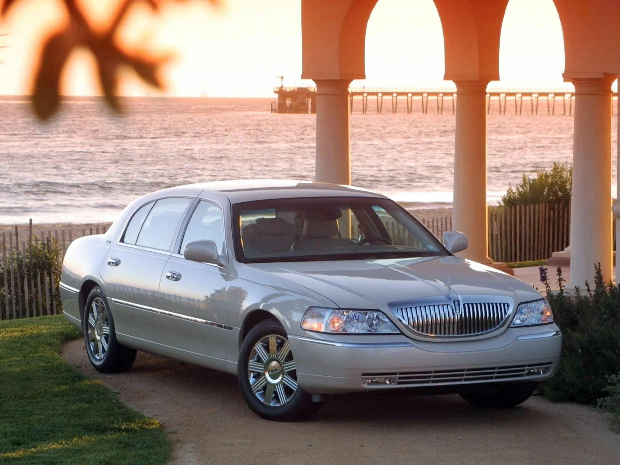 Town car 3. Линкольн Таун кар 2003. 2003—2011 Lincoln Town car. Linkoln Town car 2003. Линкольн Таун кар 2011.