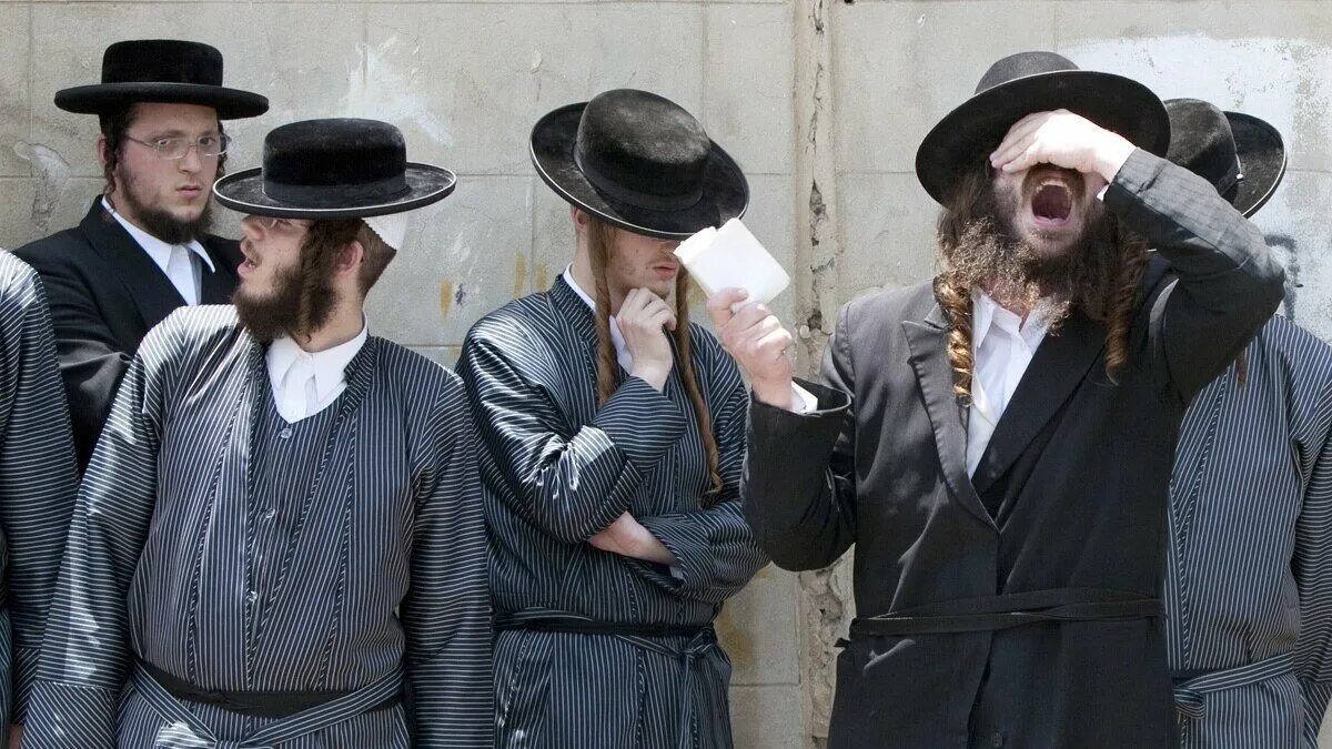 Хасидский район в нью-йорке. Иудеи в шляпах. Хасиды в нью-йорке. Еврейская шапка штраймл. Еврей ниндзя.