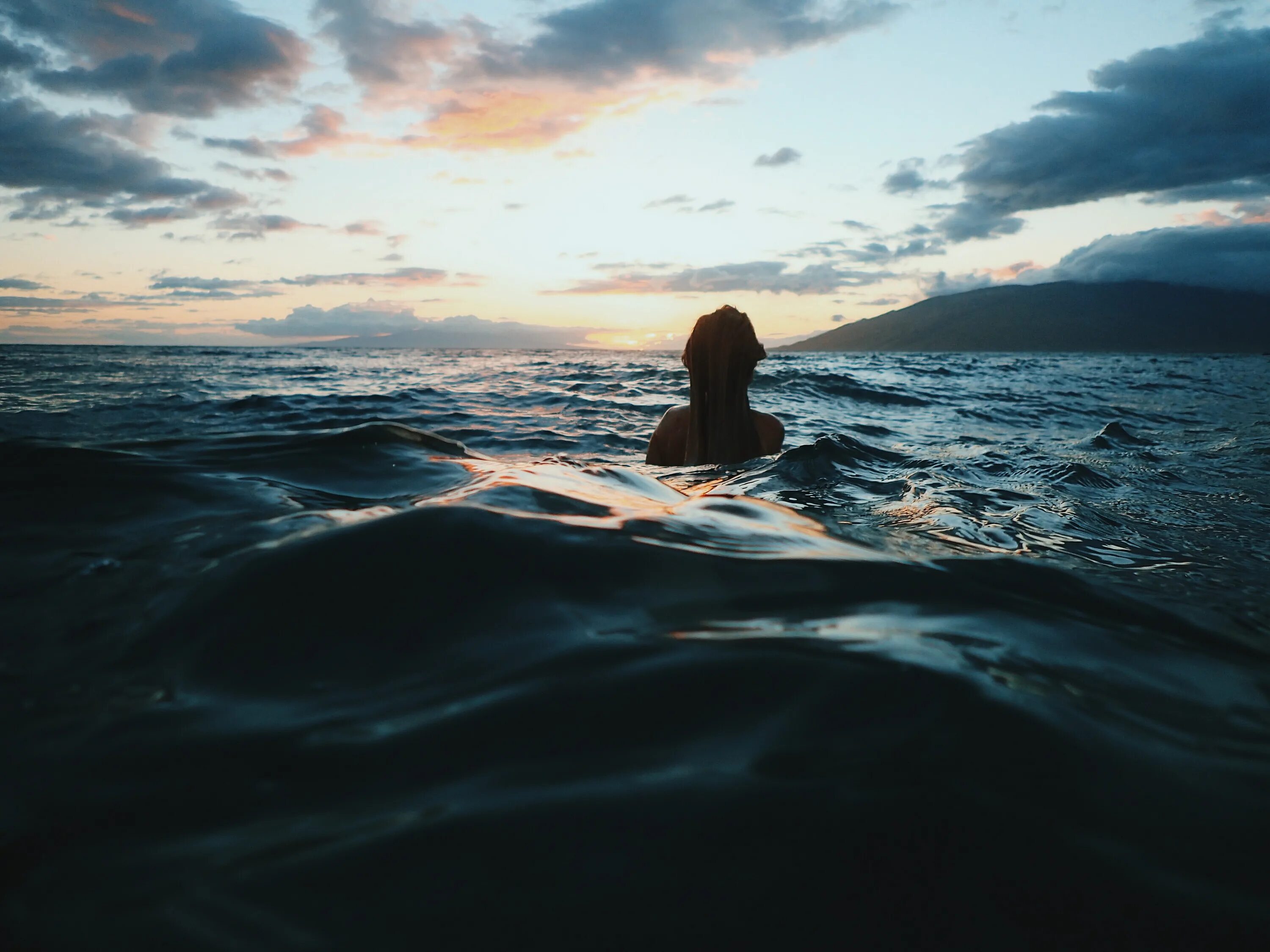 Девушка и океан. Человек в океане. Люди на море. Море вдалеке. Я берегу океан твой