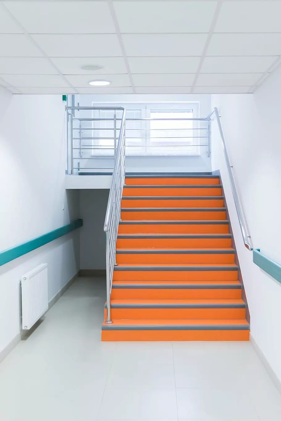 Второй этаж в школе. Ступеньки в больнице. Лестница в больнице. Лестница в поликлинике. Лестница в школе.
