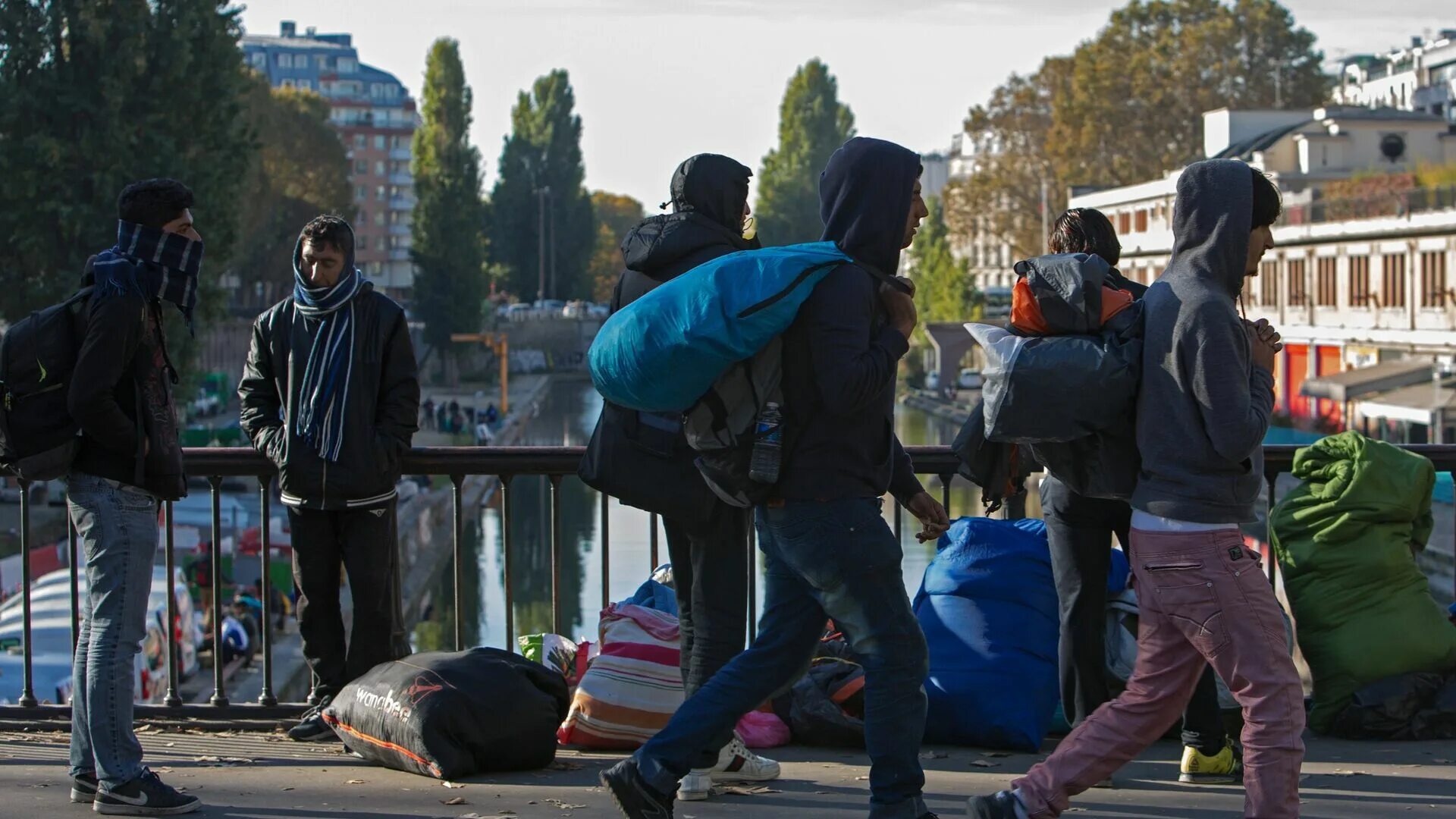 Новости эмигрантов в россии на сегодня. Париж мигранты 2022. Мигранты в Париже. Беженцы во Франции.