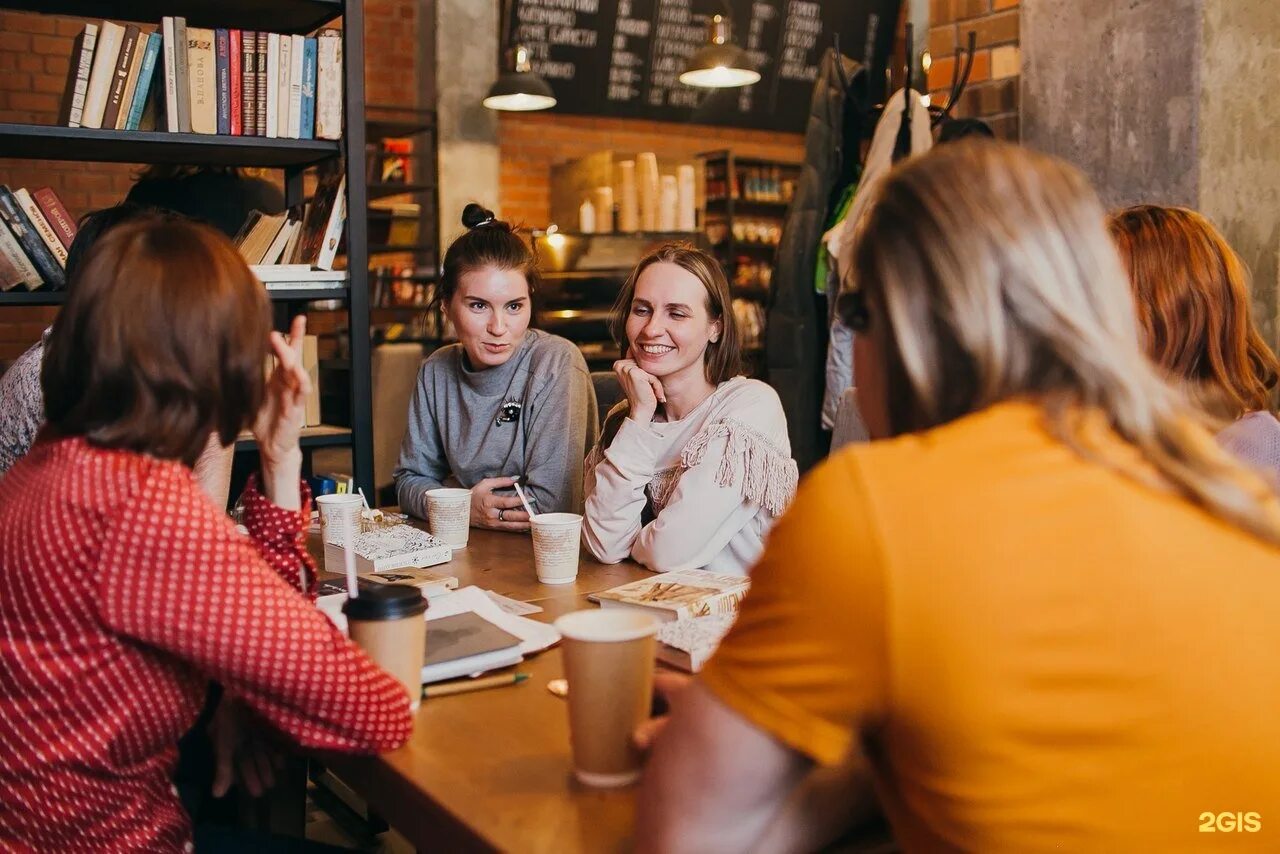 Книжная встреча. Человек с книгой в круге. Книжная встреча. Встреча книжного клуба. Книжная встреча.