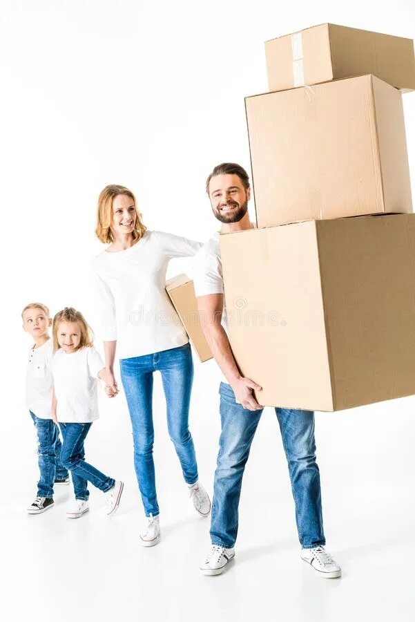 Со своей семьей переехали. Семья переезжает. Семейный переезд. Счастливая семья переезжает в новый дом. Переезд всей семьи к новому месту картинка.