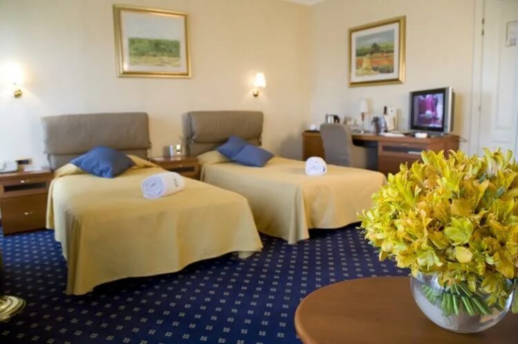 Best western канада. Отель best western 4. Бест вестерн 4* калуга. Отель best western 4. Гостиница бест вестерн калуга.