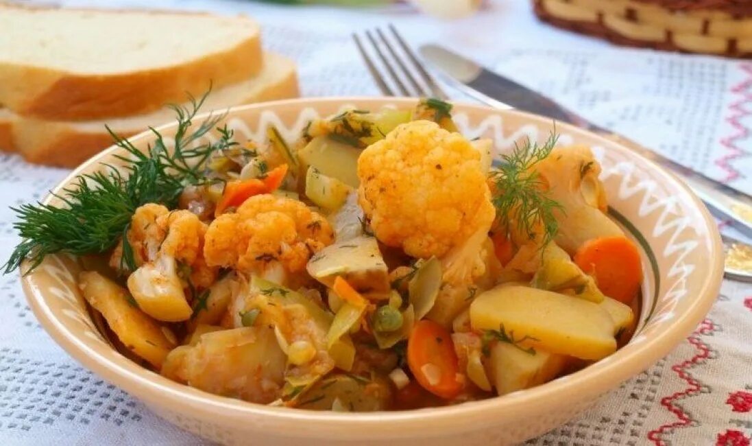 Овощное рагу. Рецепт рагу кабачки капуста картофель. Рагу из овощей с капустой и картошкой. Овощное рагу с капустой и картошкой. Тушеная картошка с овощами.